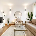 Stylish 2-Bed Apartment In Gare, Near Cafes & Shop