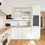 Stylish 2-Bed Apartment In Gare, Near Cafes & Shop